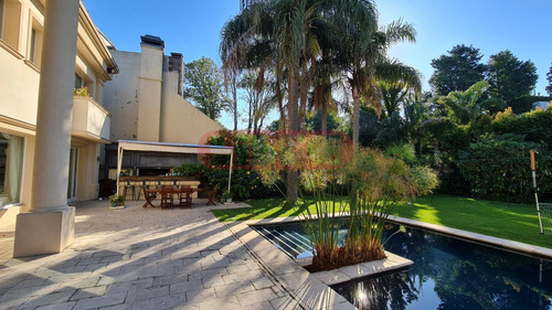 Residencia De Estilo Frances En Zona Privilegiada.