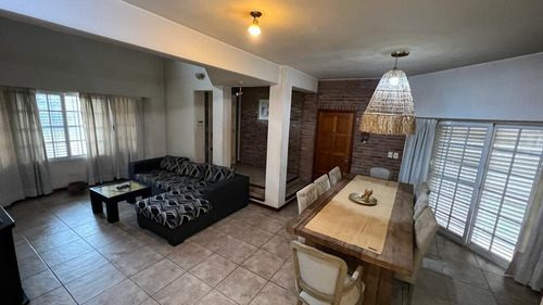 Imagen 5 de 30 de Venta De Casa Con Pileta Ubicada En 20 De Junio 1317 En Bella Vista