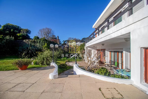Venta De Casa 4 Dormitorio Con Piscina Climatizada Playa Mansa. . Punta Del Este, Uruguay.