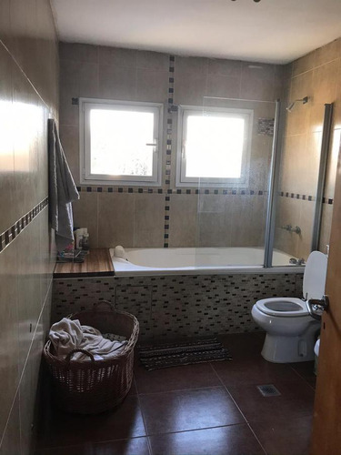 Casa En Venta - 3 Dormitorios 2 Baños 1 Pileta 1 Cochera - 230mts2 - Los Hornos