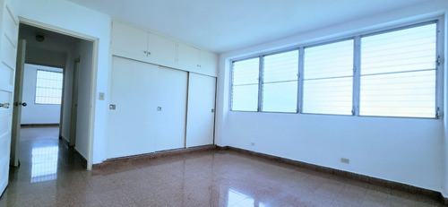 Imagen 10 de 16 de Impecable, Amplio Con Terraza, Con Ascensor, Frente Al Parque.