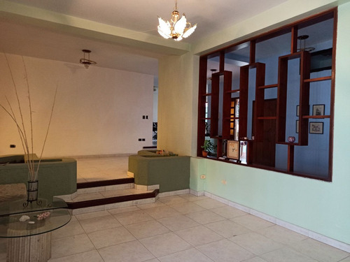 Se Vende Amplia, Acogedora Y Moderna Casa En Colinas De Santa Mónica. (r.o)