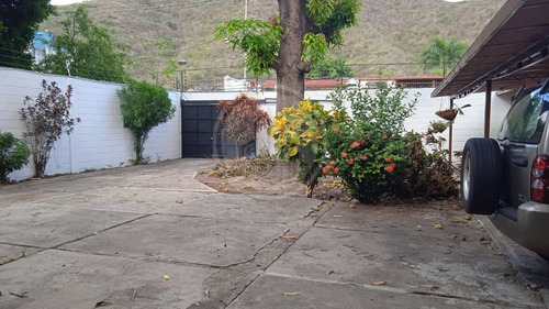 Hermosa Casa Céntrica Ideal Para Proyecto Comercial En La Urbanización Los Caobos. 002jsc