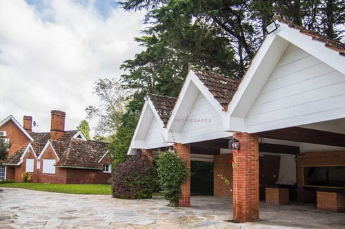 Venta Casa De 5 Dormitorios En Barrio Golf De Punta Del Este