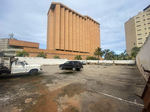 Edificio Comercial A La Venta En Playa Grande.locales,deposito,oficinas, Estacionamiento. 23-16262gm
