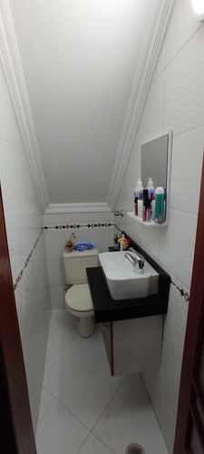 Sobrado De 2 Dorm. Com Sacada E Área De Churrasqueira.