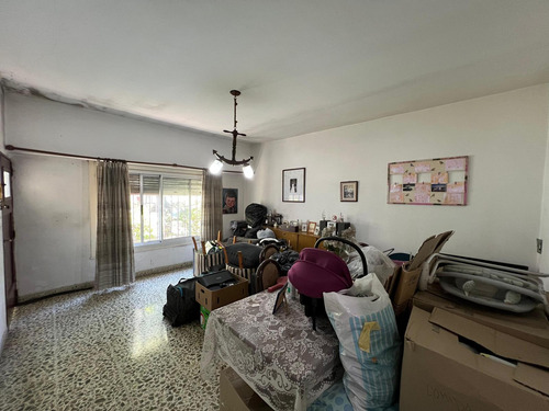 Casa De Cuatro Ambientes En Venta, En Béccar.