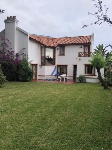 Muy Buena Casa En Venta En La Zona Mas Linda De Playa Mansa.- Ref: 5676