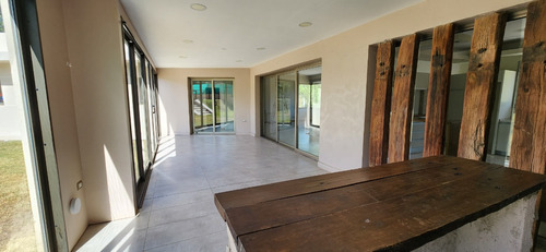 Venta Casa Amplia Y Funcional / Barrio Cerrado / 3 Dorm