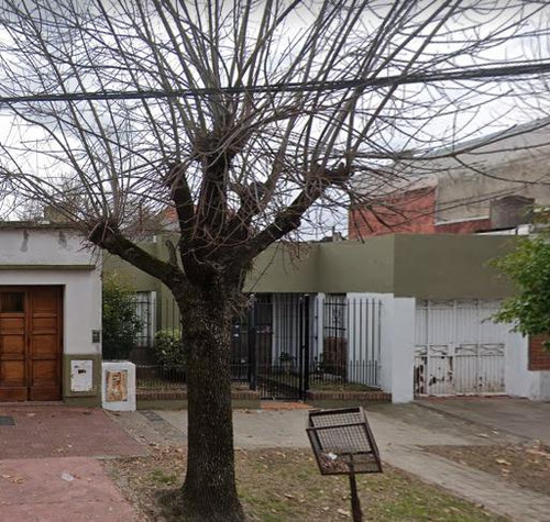 Casa Con 2 Dormitorios, Garage Cubierto Y Fondo Libre. Banfield Este.-