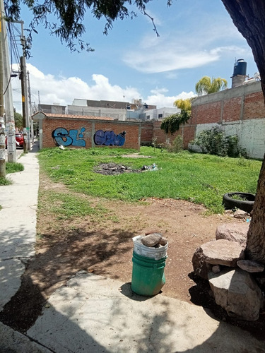 Venta Casa Con Terreno En Esquina Sta. Rosa Jauregui.