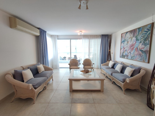 Apartamento En Venta En Punta Del Este. Brava Primera Línea Torre Nueva York, 3 Dormitorios Y Servicio