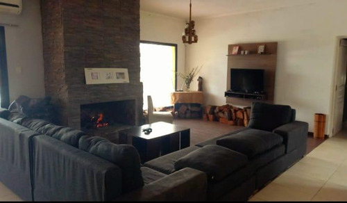 Casa En Venta 6 Ambientes En Barrio Santa Catalina, Lujan