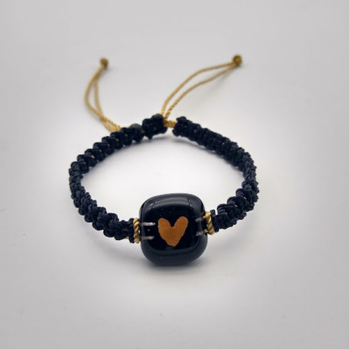 Imagen 6 de 6 de Pulsera Tejida Macramé Corazón De Metal