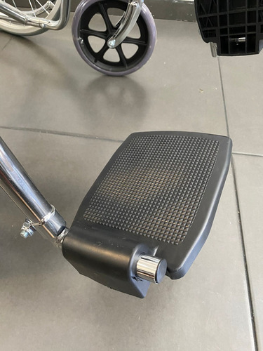 Imagen 3 de 6 de Silla De Ruedas De Acero Plegable 1 Año De Garantía