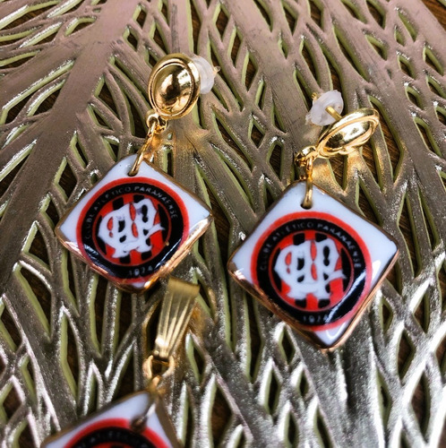 Imagem 2 de 3 de Kit Porcelana Brincos E Pingente Athletico Paranaense Cap