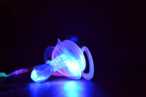 Imagen 4 de 6 de Silbato Chupete Luminoso Led Pack X 5 Colgantes Con Luz