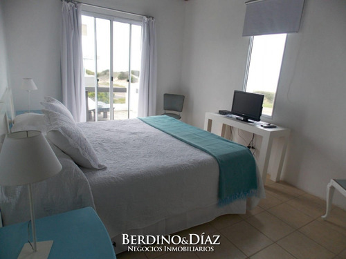 Casa - Montoya 5 Dormitorios En Suite.- Ref: 820