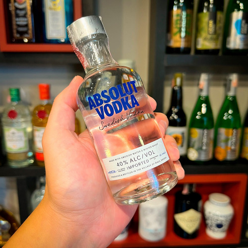 Kit Presente Vodka Absolut Tradicional 200ml + 2 Copos Shot