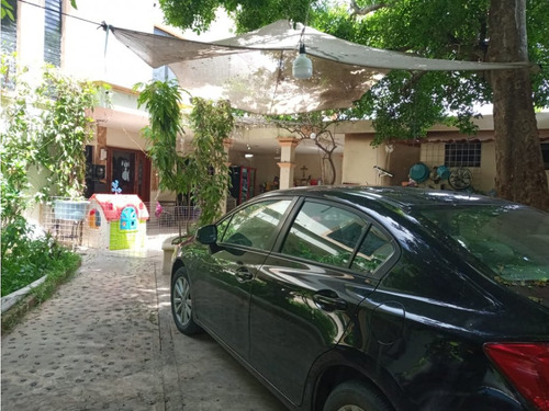 Casa En Venta En El Centro, De 6 Recamaras, Locales Y Piscina