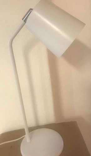 Lampara Portátil De Mesa En Color Blanco Con Led