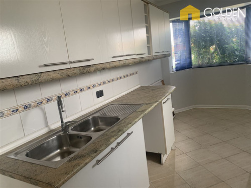 Casa En Venta De 7 Dorm. En Concón