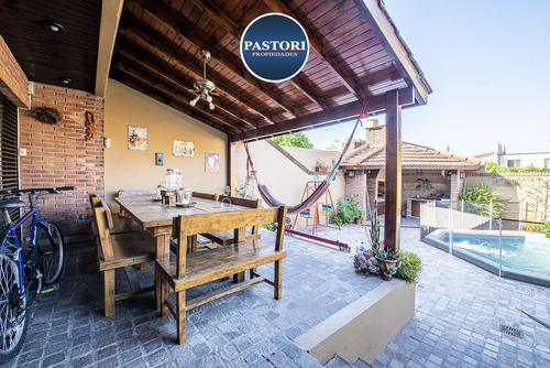 Venta De Casa De 6 Amb, Gge P/2 Autos Y Patio Quincho Pil