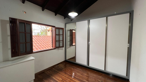 Alquilo Casa Con Piscina En Pleno Centro De Encarnación: 5 Habitaciones Y 4 Baños