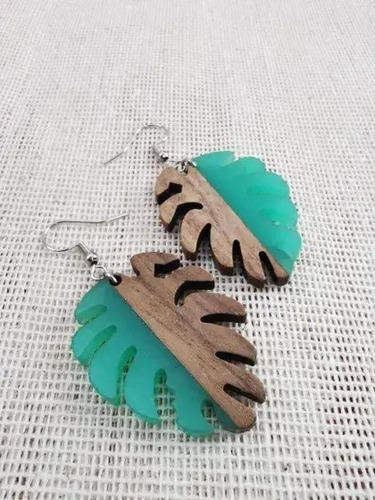 Imagen 2 de 3 de Aretes Mujer Hoja Monstera De Resina Y Madera Étnicos Moda