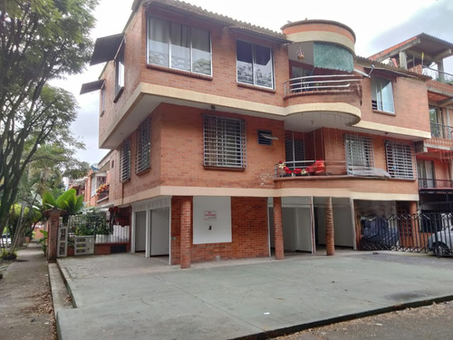 Vendo En Via Principal Casa De Tres Pisos Esquinera Con Local Comercial