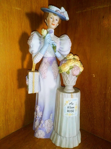 Figura De Porcelana Coleccionable Marca Avon Mrs Albee 2007 