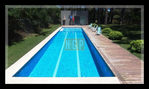 Imagen 19 de 30 de Hermosa Casa Estilo Minimalista Con Piscina Y Muy Buen Parque