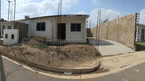 Imagen 2 de 8 de Casa En Venta En Villa Privada, A Pocos Minutos De Coro # 22-6773 04146954944
