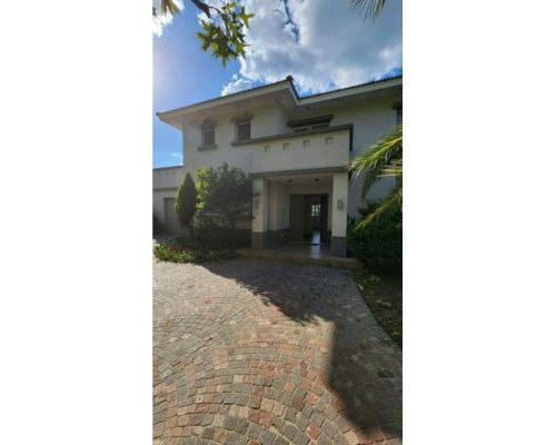 Excelente Vivienda En Barrio Las Cañuelas Club De Campo 800 M2