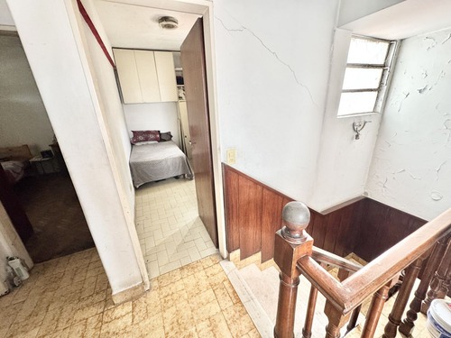 Venta De Casa Con Patio Y Terraza En Pompeya