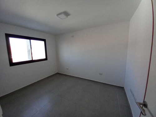 Amplio Duplex En Venta En Greenville Ii