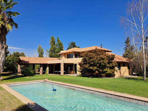 Hermosa Casa Provenzal, Con Lindo Jardín. Chicureo Poniente.