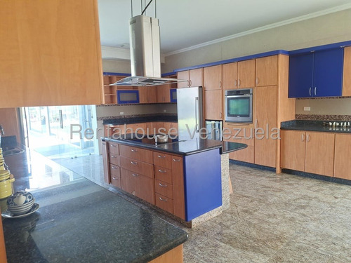 Amplia Casa En Venta Ubicada En Prados Del Este 24-24046