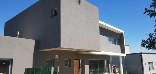 Casa En Venta - 3 Dormitorios 3 Baños - Cochera - 1.166mts2 - San Sebastián, Escobar