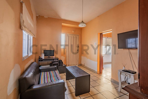 Casa De 3 Ambientes Con Jardín, Patio Y Terraza Lote Propio En Sarandí