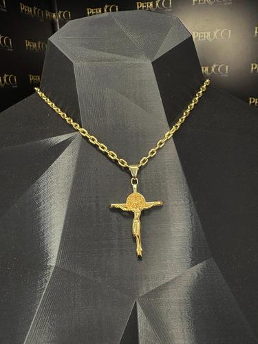 Pingente com forma de cruz e São Bento Perucci Jóias 8 gramas ouro 750 de 18 quilates cor amarela