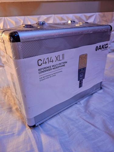 Micrófono AKG C414 Condensador Cardioide color dark gray/gold con parlantes