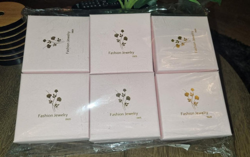 Imagen 10 de 10 de Set 24 Caja Rosada Con Diseño Regalo, Exhibidor Joyas 9x9cm.