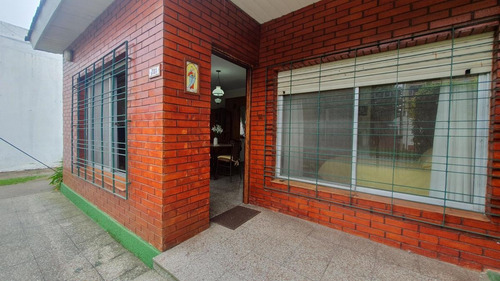 Imagen 4 de 23 de Venta - Casa Cuatro Ambientes Con Garaje Y Departamento - Irala 6071