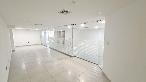 Local En Alquiler En 1er Nivel De Plaza Comercial En Naco, Santo Domingo, 275m2