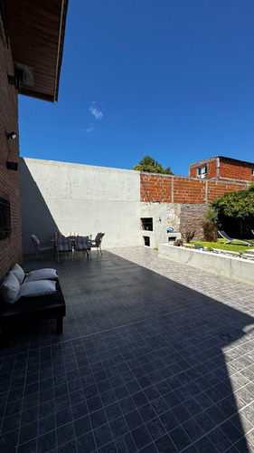 Hermoso Chalet, Excelente Esatdo De Conservación.
