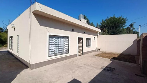 Casa En Venta - 2 Dormitorios 1 Baño - Cochera - 800mts2 - Paso Del Rey