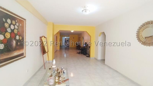 Apartamento En Venta En El Centro De Maracay En Piso Bajo Con Amplia Terraza 24-15136 Holder 