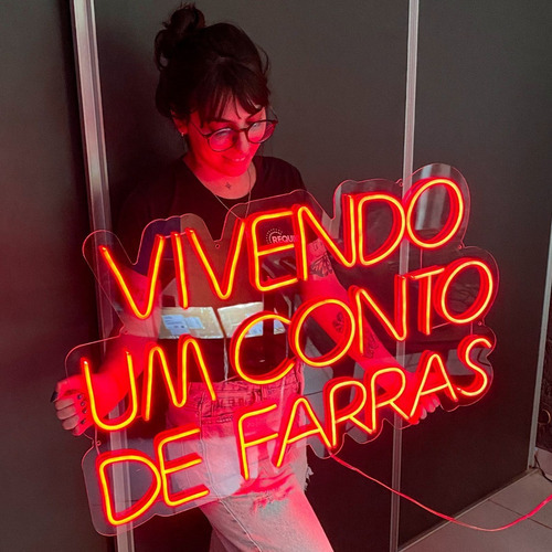 Luminária Letreiro Neon Led Vivendo Um Conto De Farras 85 Cm Cor Vermelho 110V/220V