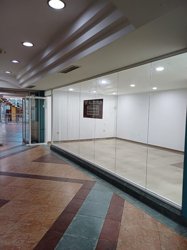 Local En Alquiler De 32m2 Con Baño , Camino Real, Barcelona